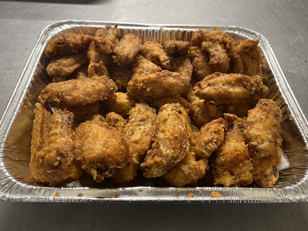 Tray of fried chicken wings